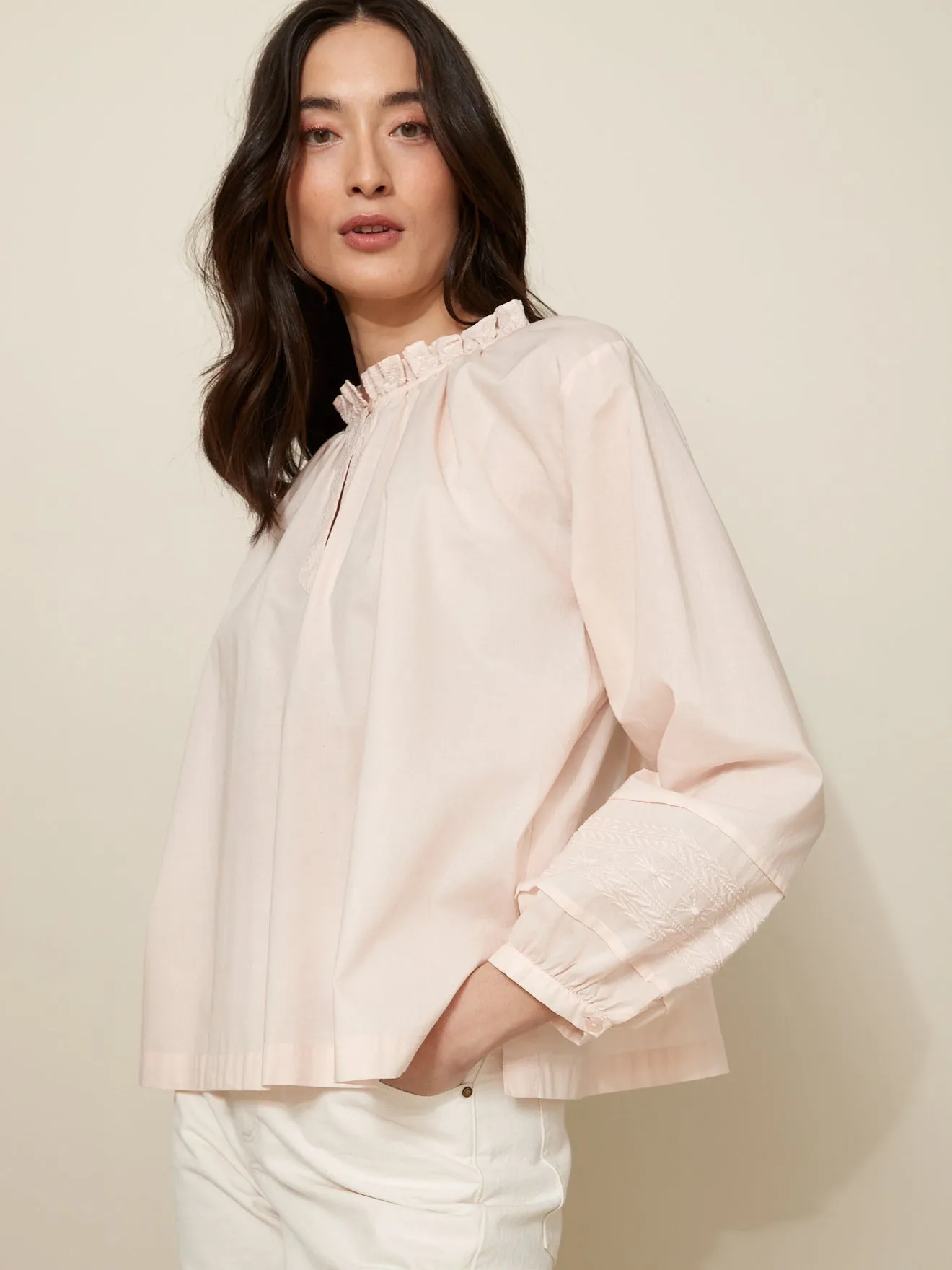 Blouse brodée col froufrou femme