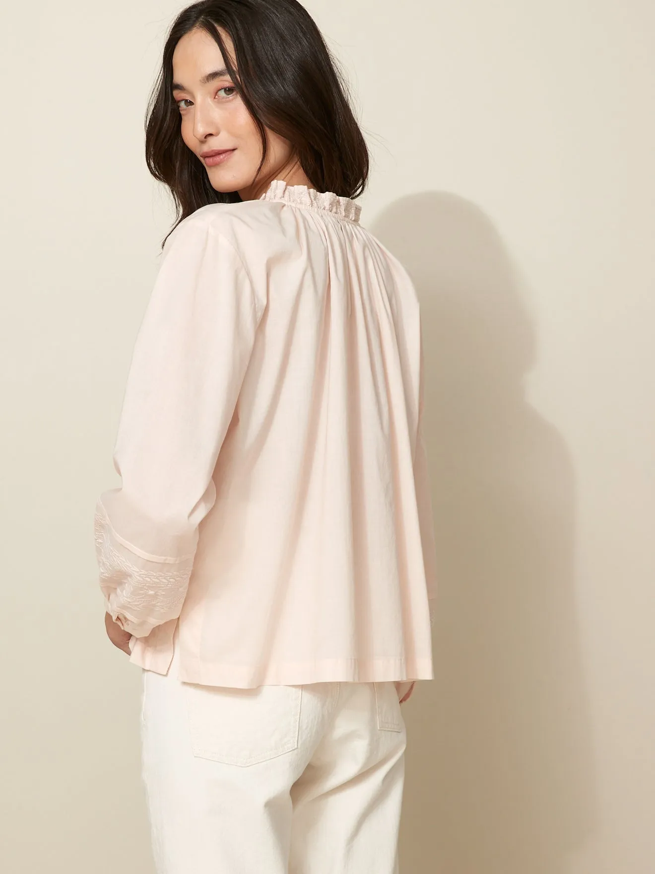 Blouse brodée col froufrou femme