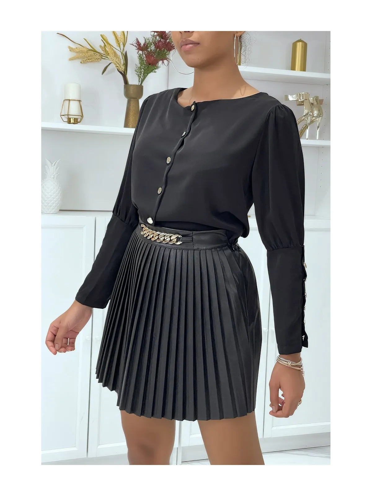 Blouse noire à boutons dorés