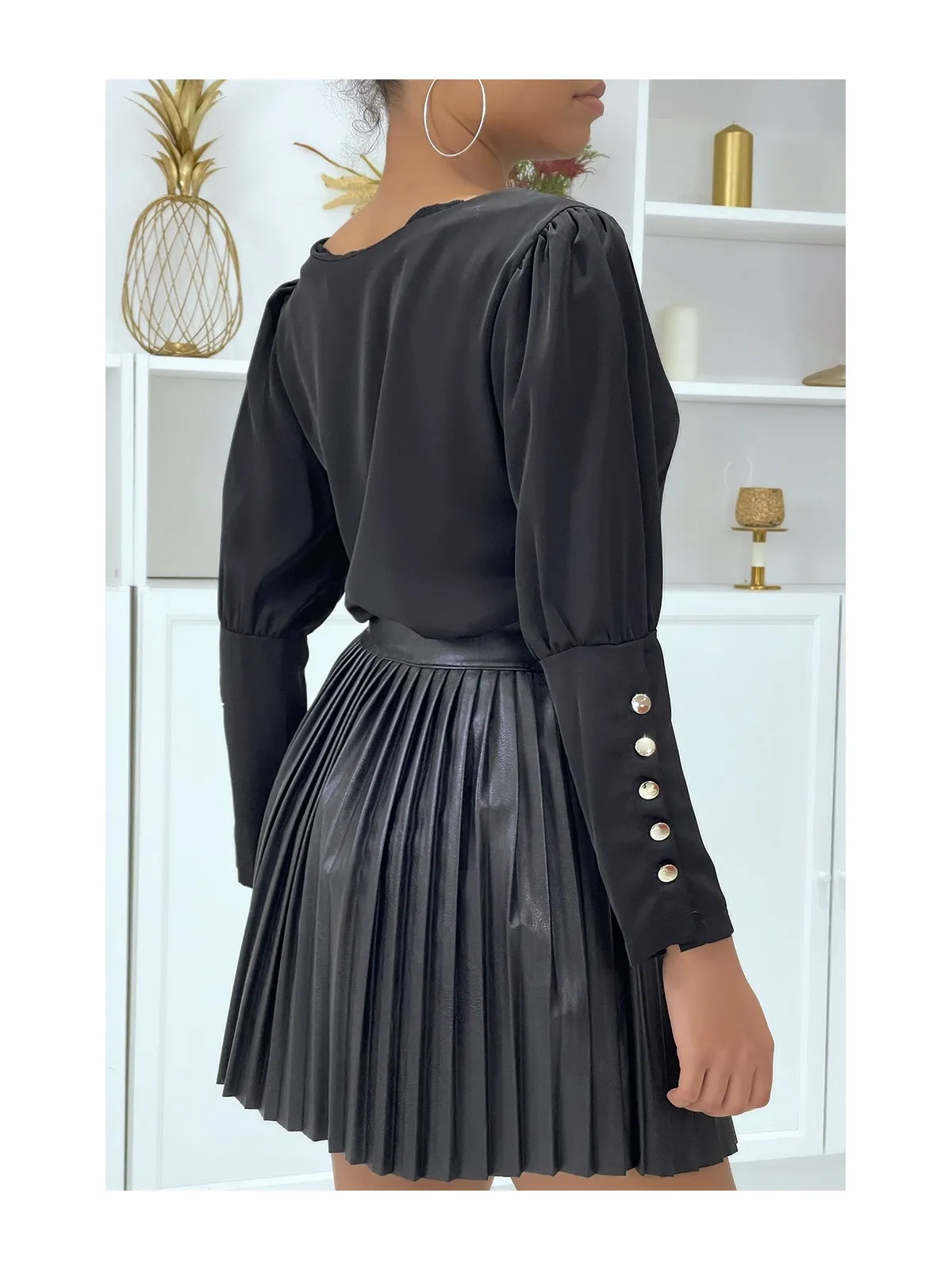 Blouse noire à boutons dorés