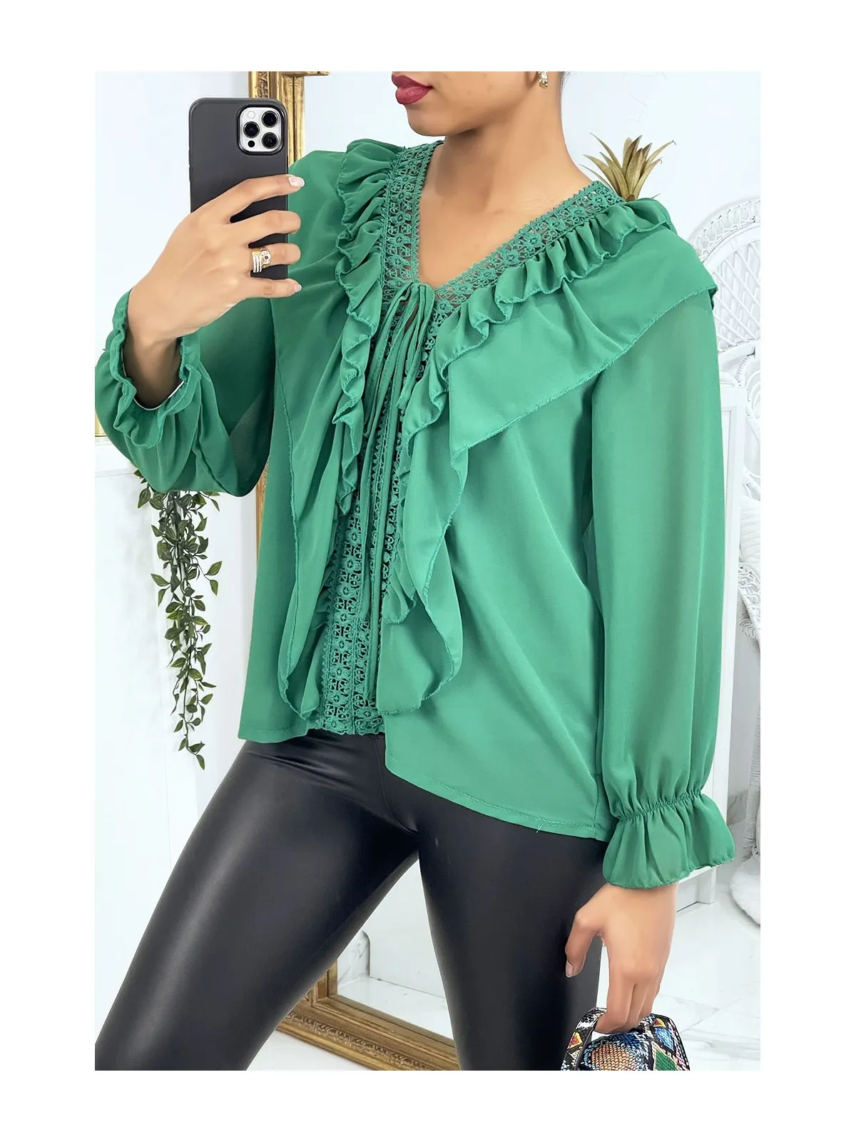 Blouse à volants et broderie verte