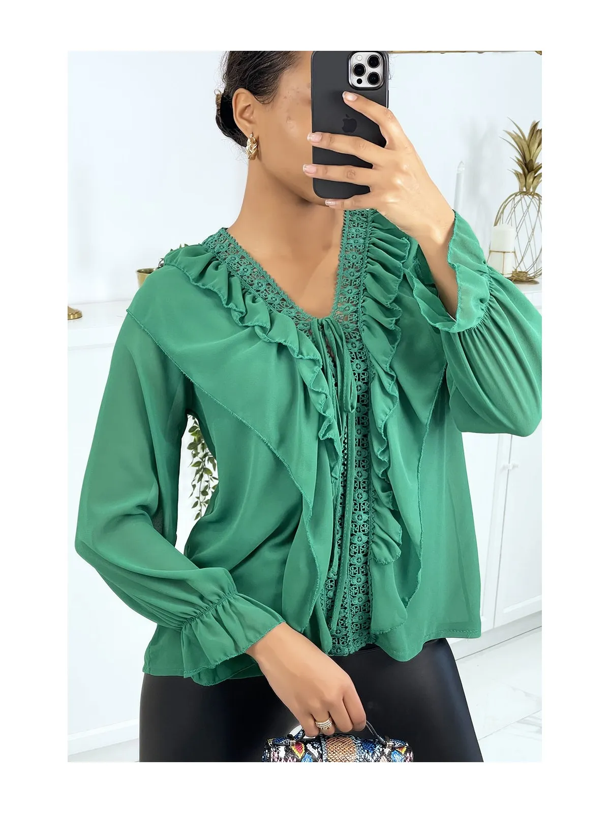 Blouse à volants et broderie verte