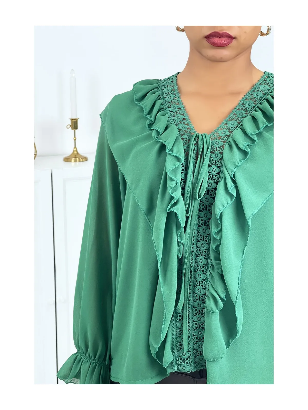 Blouse à volants et broderie verte