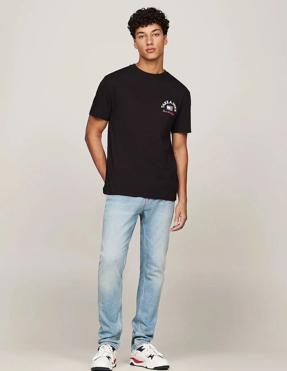 Camiseta Tommy Jeans con Eslogan Gráfico Negra Hombre