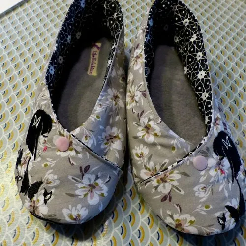 Chaussons kimono femme  &quot;la femme papillons&quot; tons gris clair/ blanc/noir