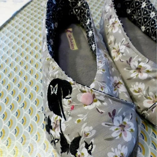 Chaussons kimono femme  &quot;la femme papillons&quot; tons gris clair/ blanc/noir