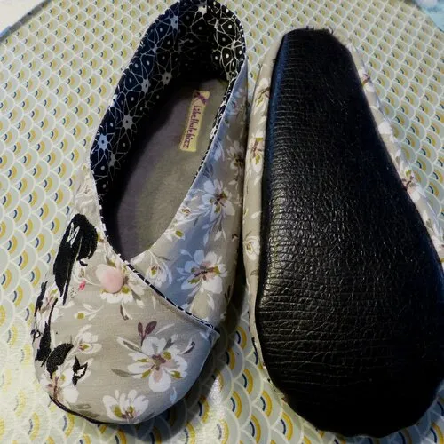 Chaussons kimono femme  &quot;la femme papillons&quot; tons gris clair/ blanc/noir