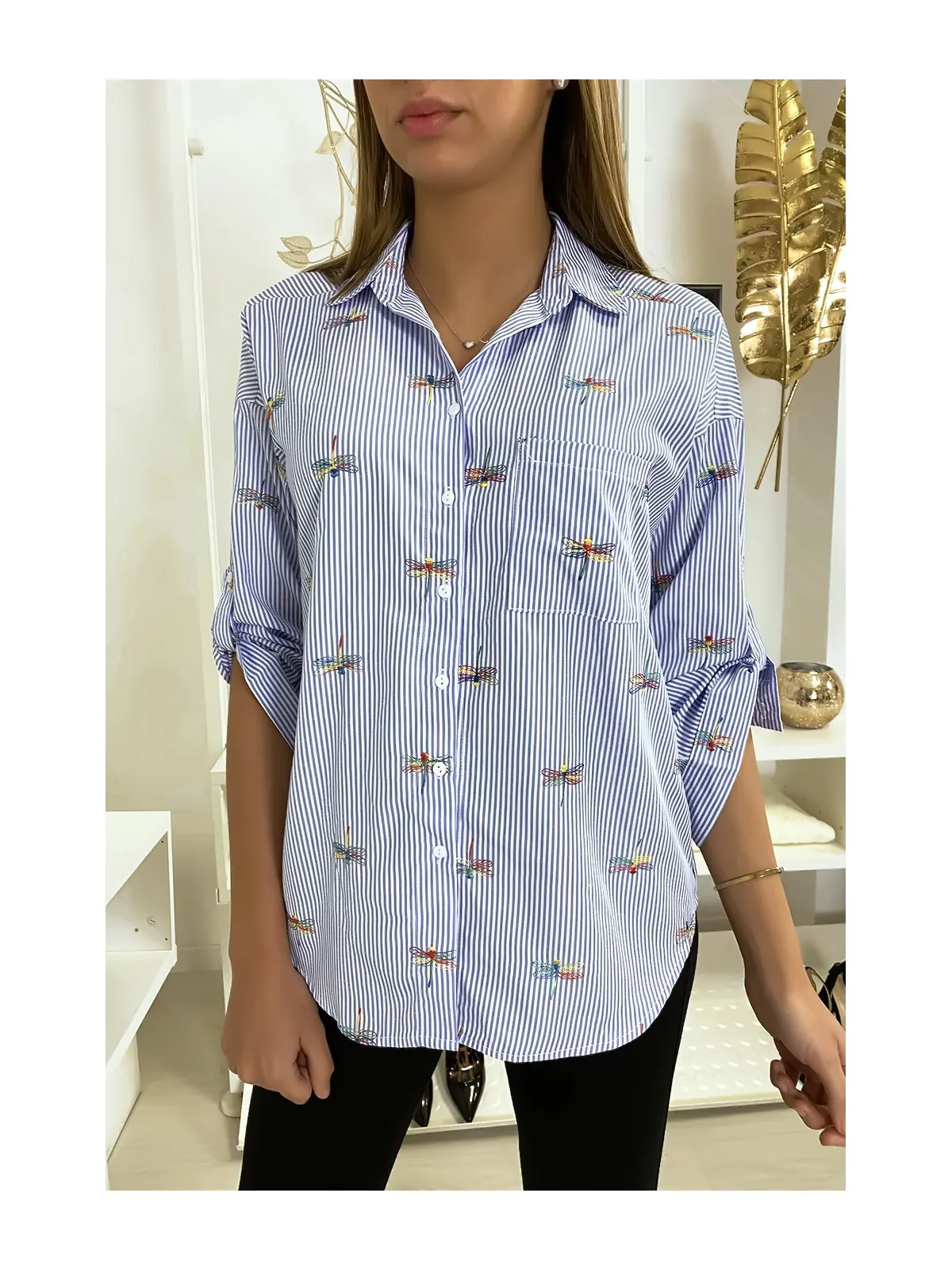 Chemise rayée bleu avec détails libellules cousues