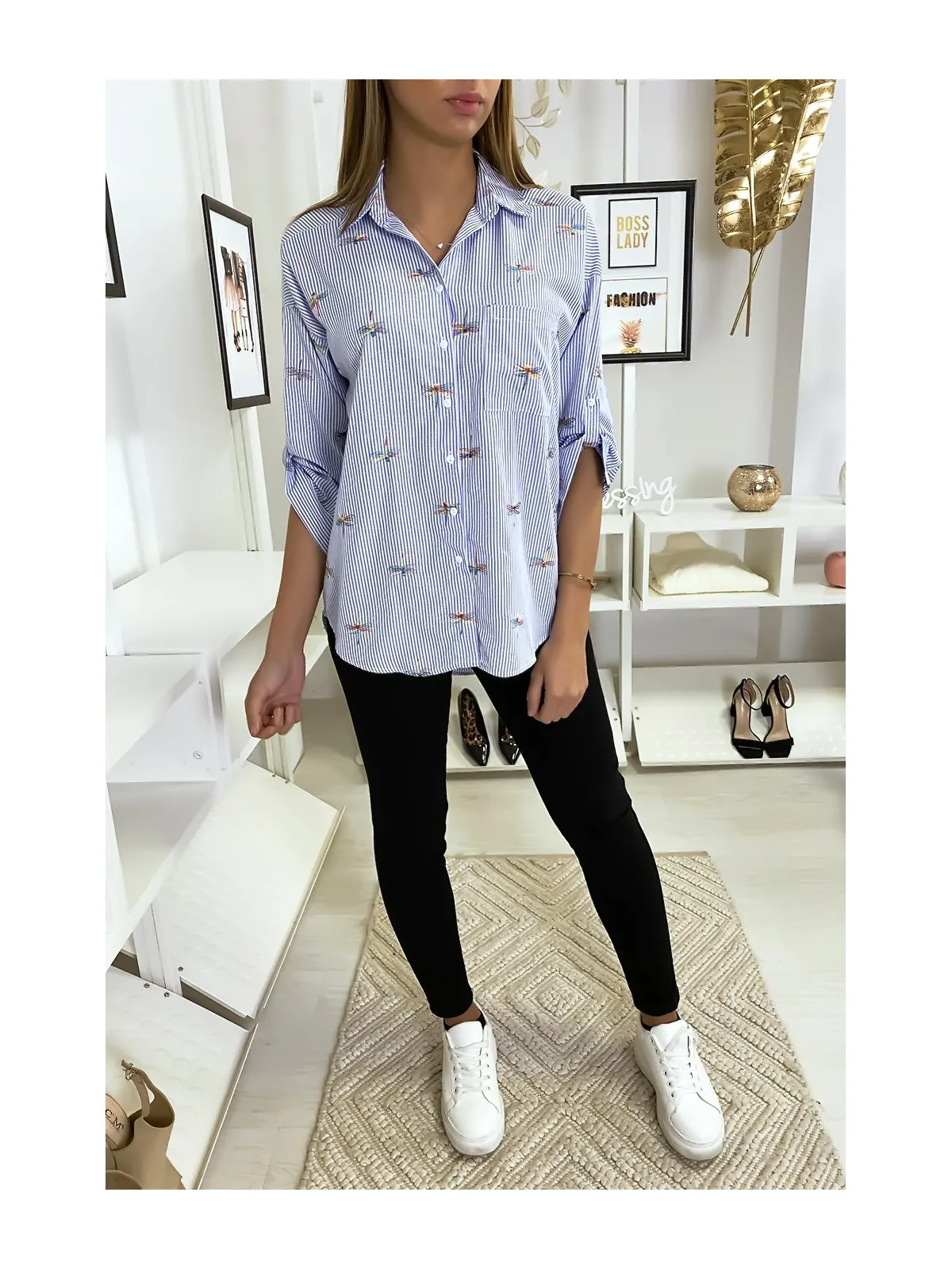 Chemise rayée bleu avec détails libellules cousues