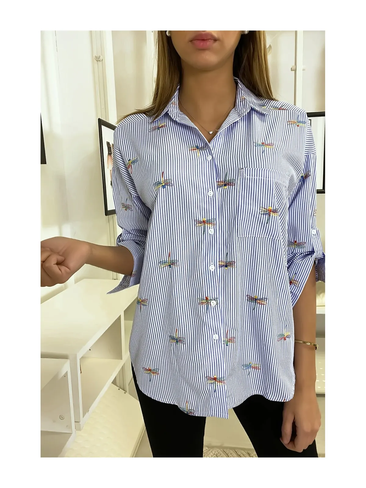 Chemise rayée bleu avec détails libellules cousues