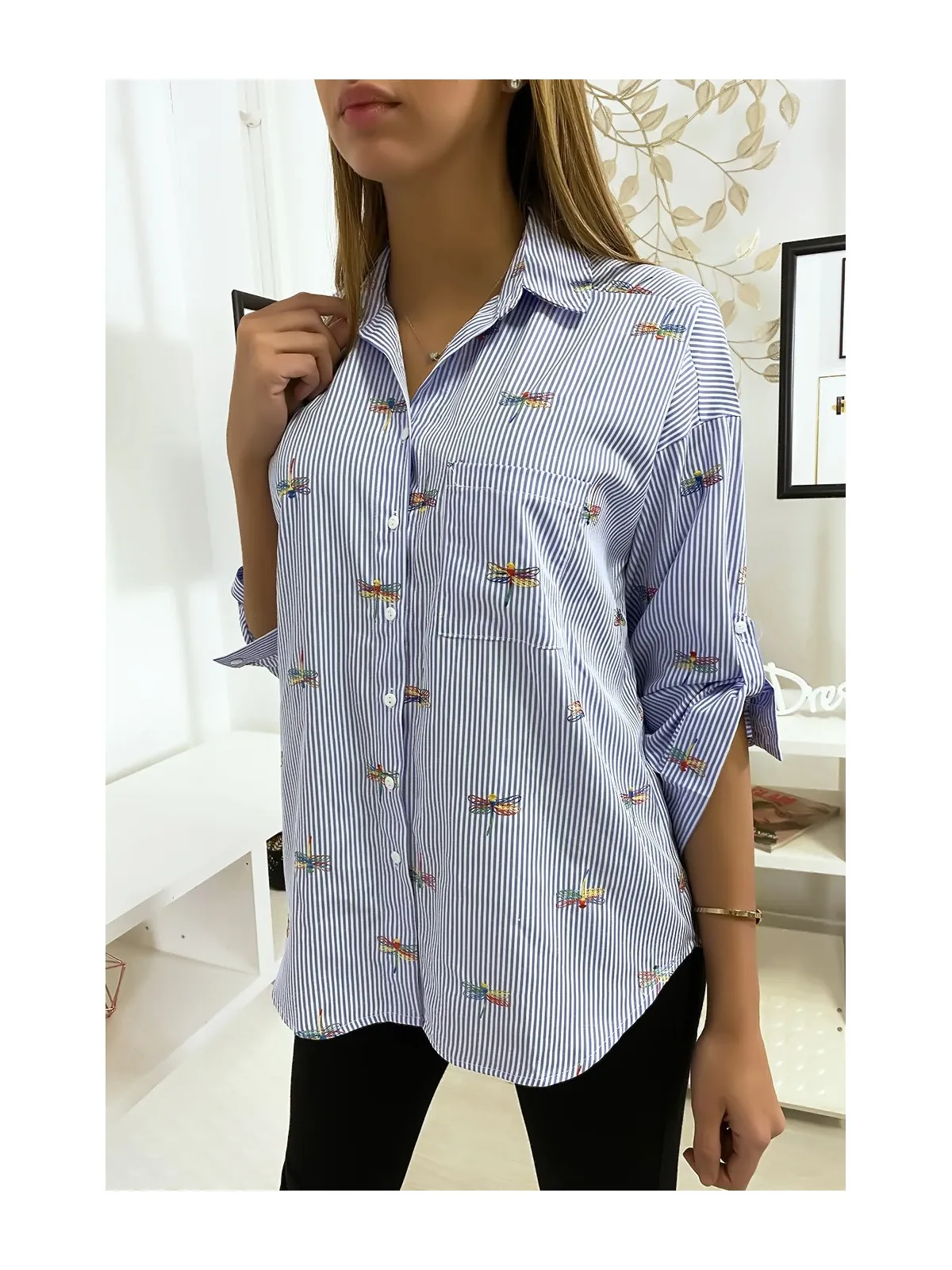 Chemise rayée bleu avec détails libellules cousues