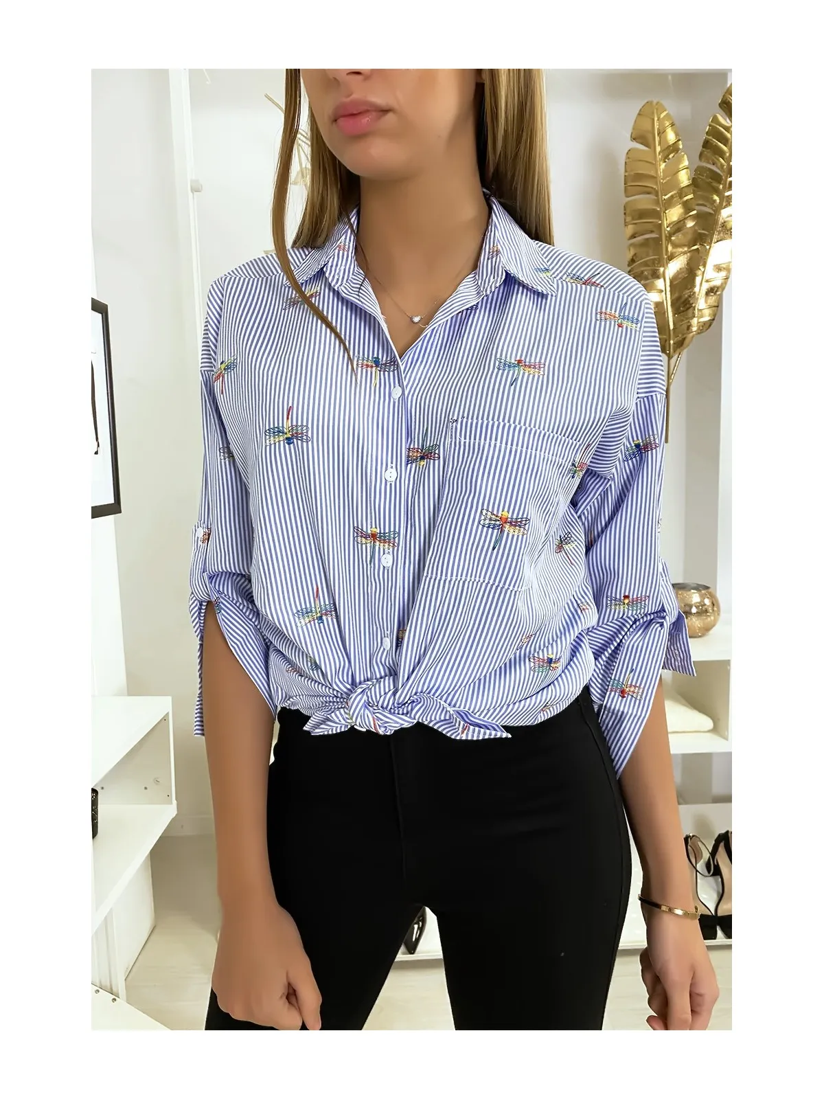 Chemise rayée bleu avec détails libellules cousues