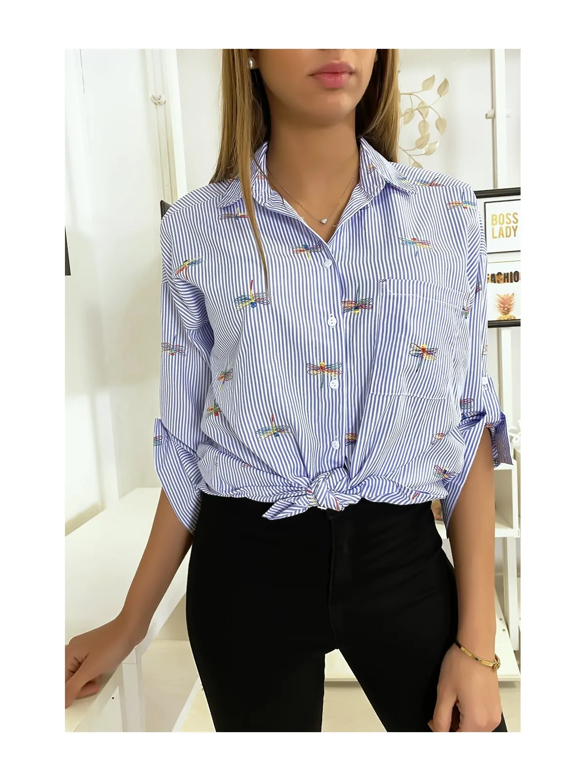 Chemise rayée bleu avec détails libellules cousues