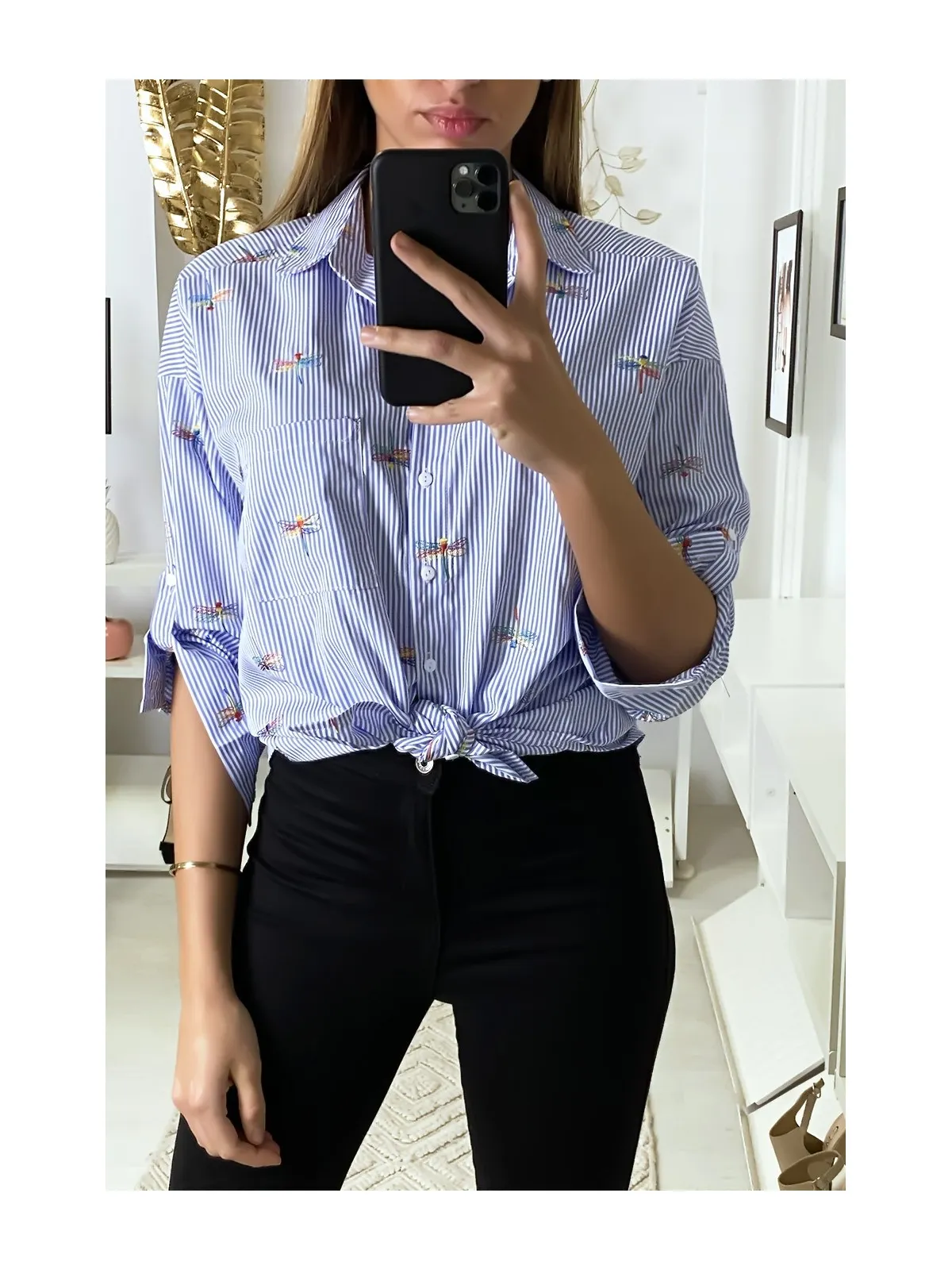 Chemise rayée bleu avec détails libellules cousues