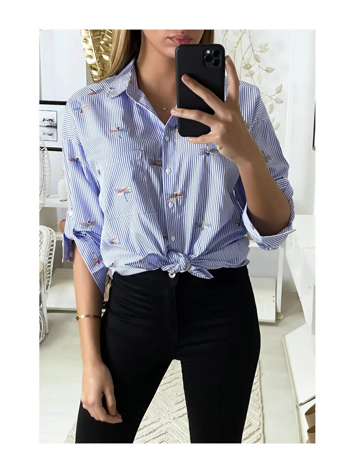 Chemise rayée bleu avec détails libellules cousues