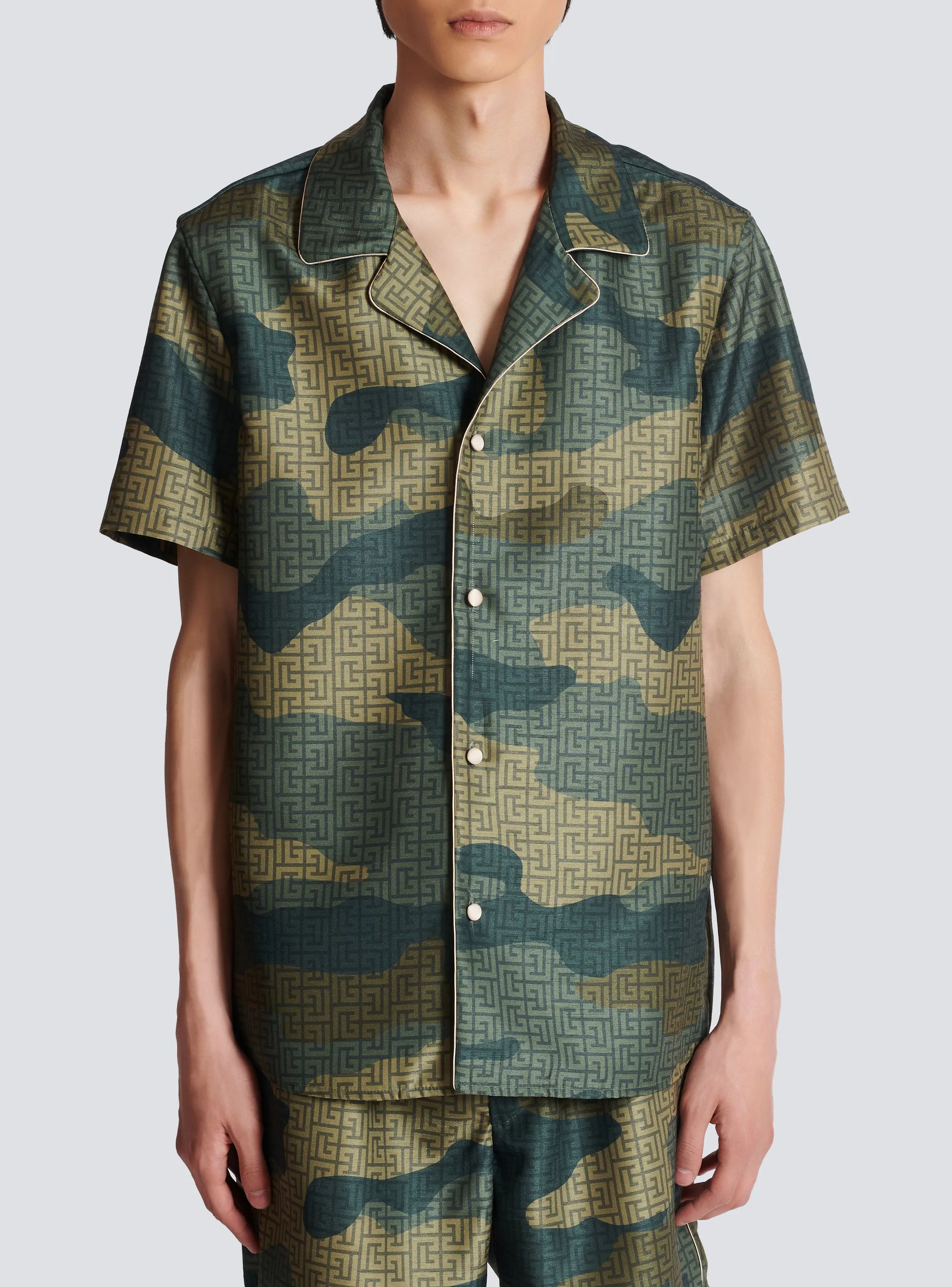 CHEMISETTE EN SHANTUNG IMPRIMé CAMOUFLAGE MONOGRAMME - BALMAIN pour HOMME | Printemps