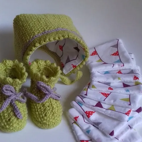 Ensemble naissance  béguin   et chaussons pour bébé  très mode  avec ses lingettes