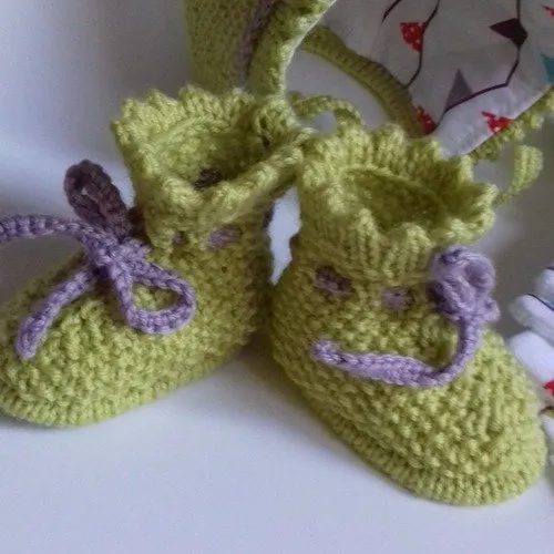 Ensemble naissance  béguin   et chaussons pour bébé  très mode  avec ses lingettes