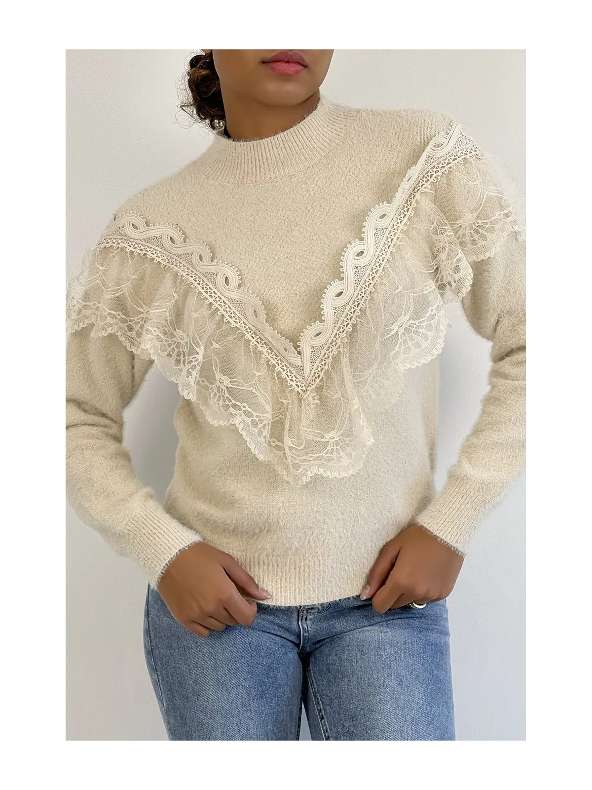 Pull beige tout doux à col montant et volant brodé style rétro