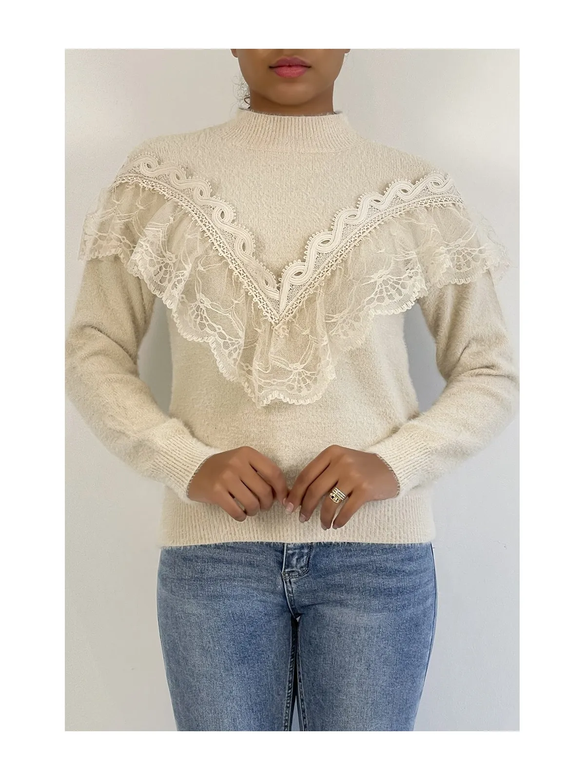 Pull beige tout doux à col montant et volant brodé style rétro