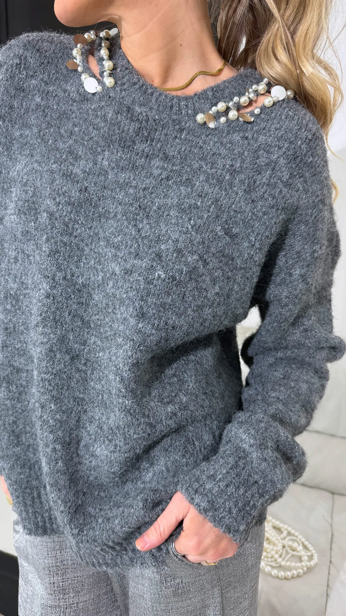 Pull gris col perles et pastilles