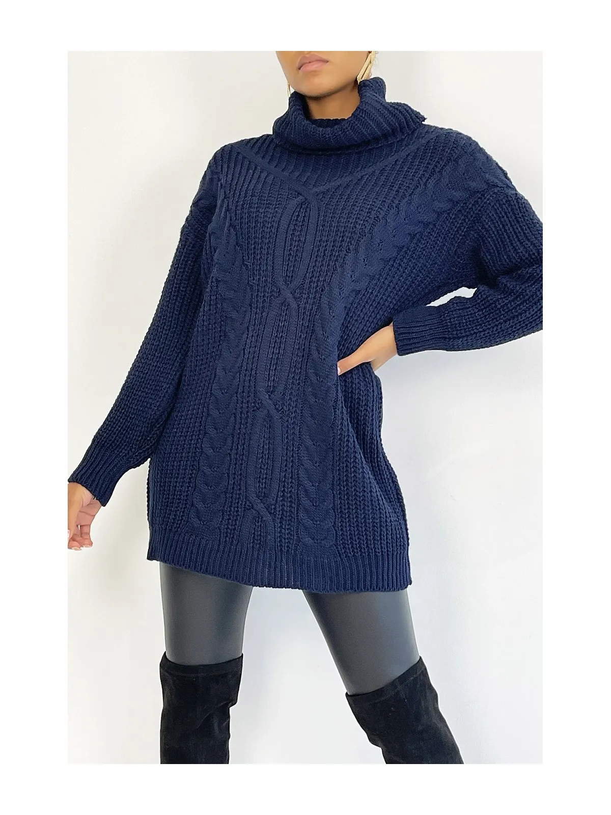 Pull long bleu marine gros col roulé effet maille avec détail tresse style bohème chic