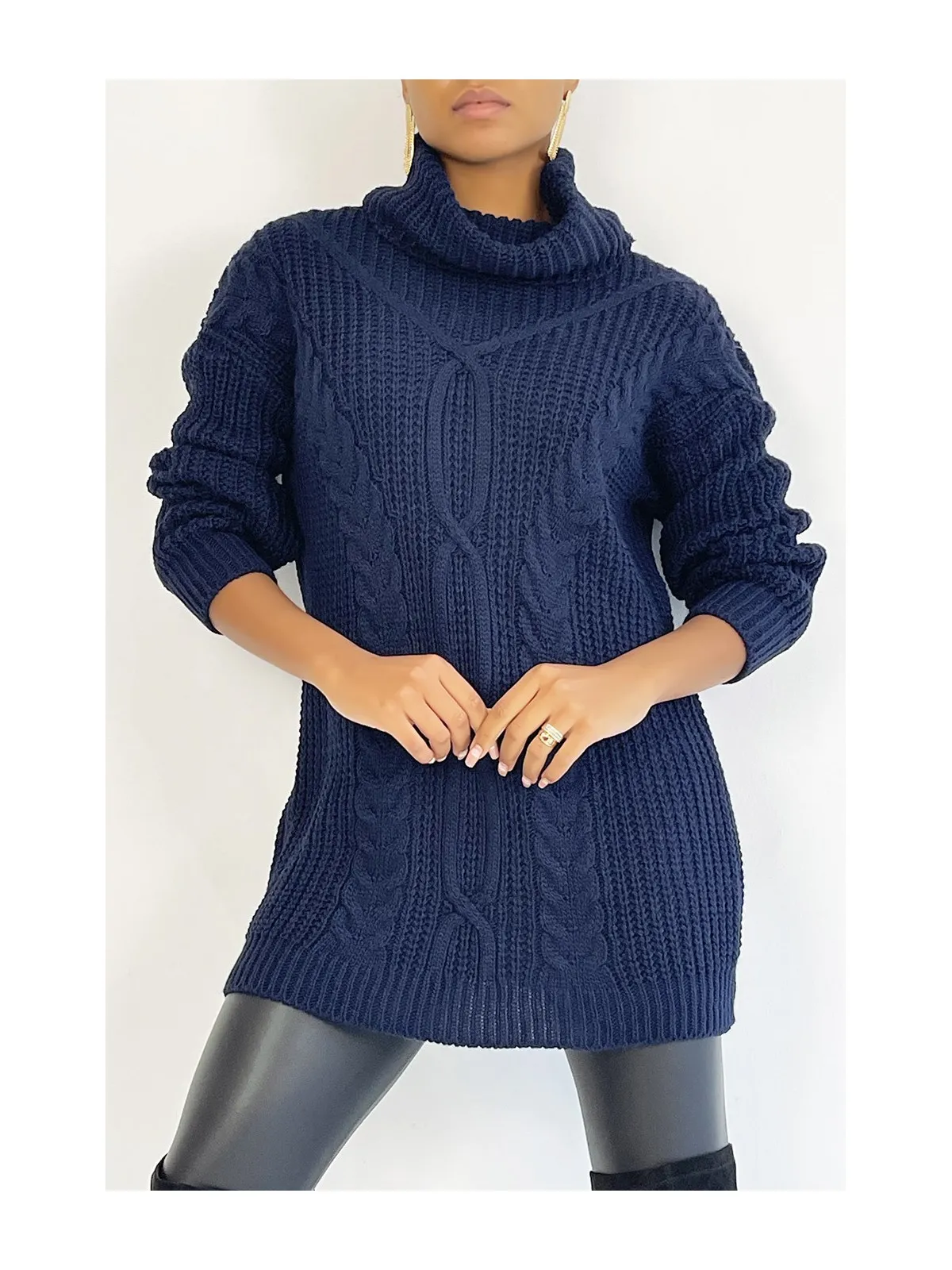 Pull long bleu marine gros col roulé effet maille avec détail tresse style bohème chic