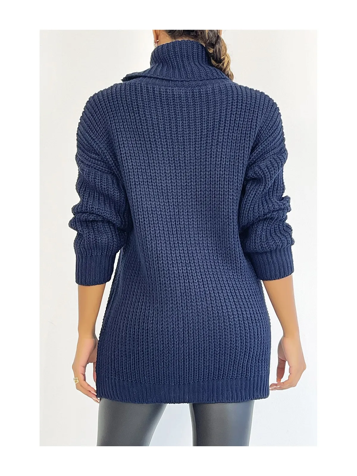 Pull long bleu marine gros col roulé effet maille avec détail tresse style bohème chic