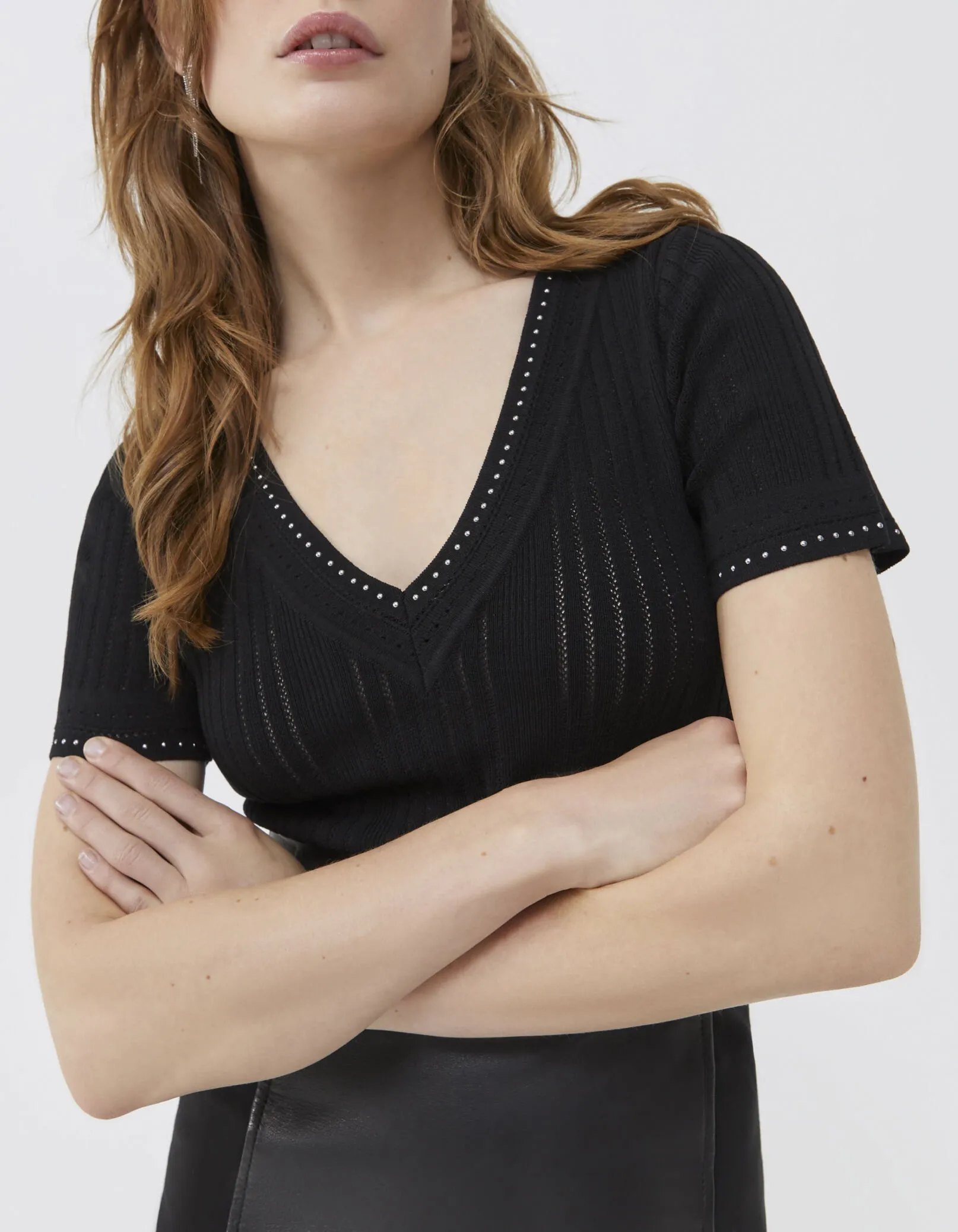 Pull noir tricot avec jeu de côtes et décor clous Femme