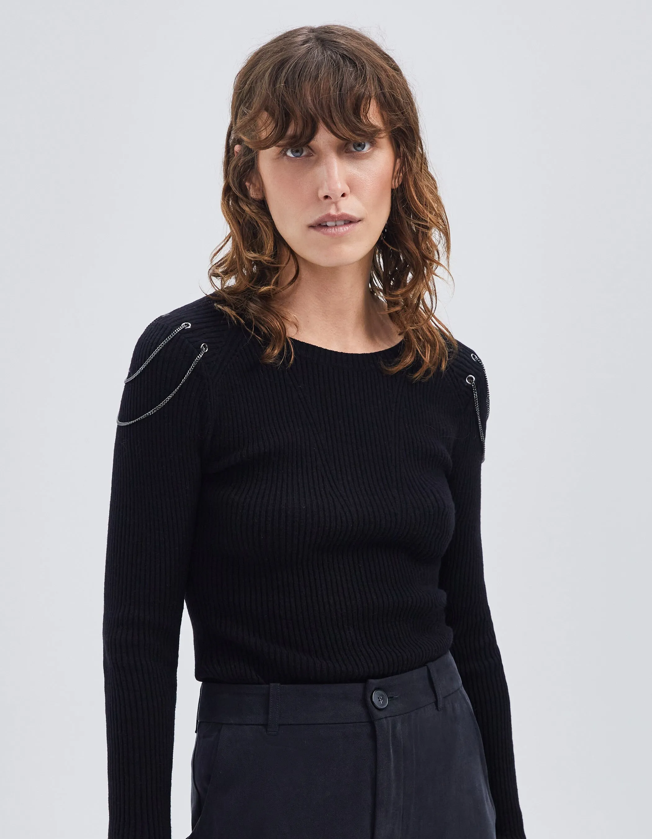 Pull noir tricot côtelé détails chaînes épaules Femme