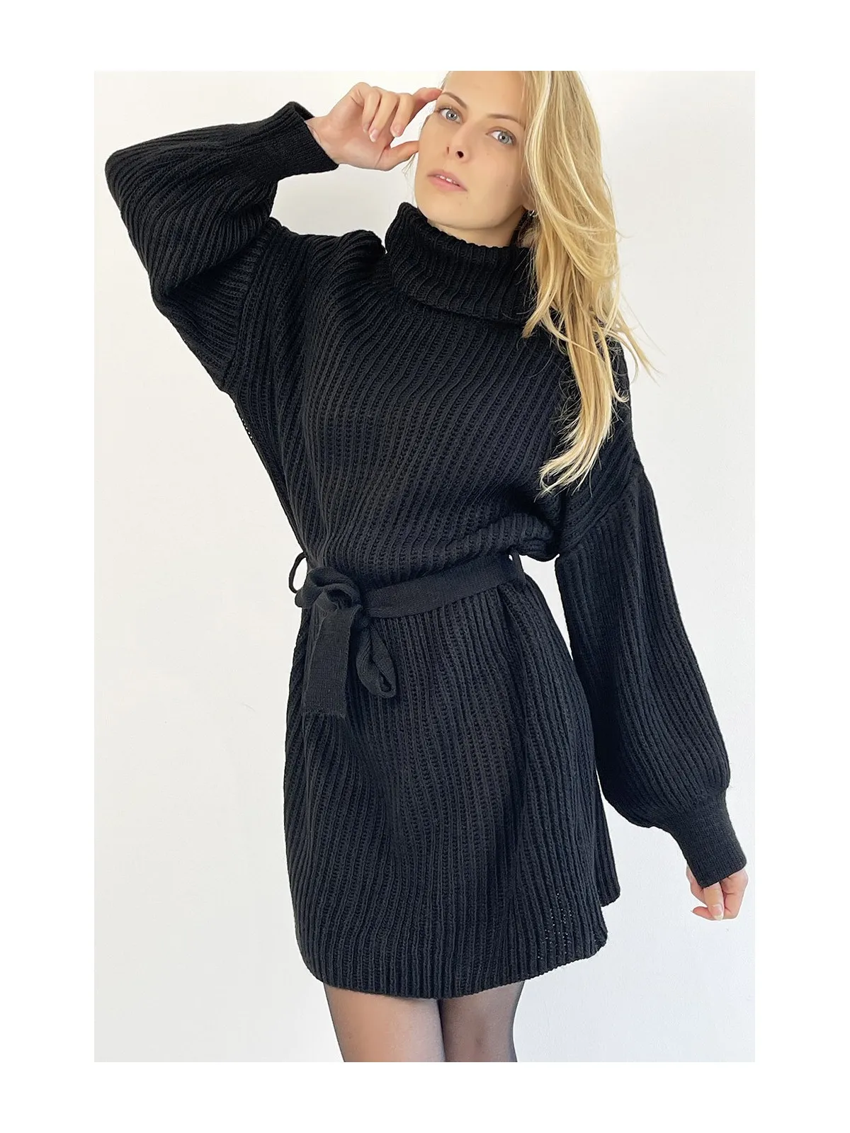 Robe pull noire col roulé effet maille avec ceinture à nouée confortable douce et féminine