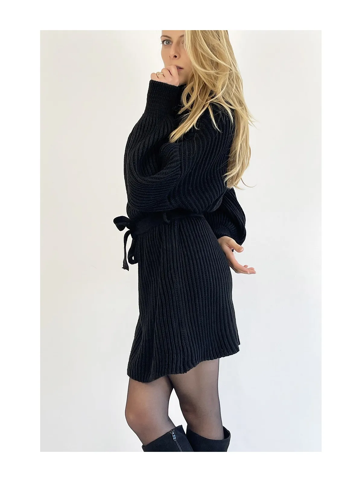 Robe pull noire col roulé effet maille avec ceinture à nouée confortable douce et féminine