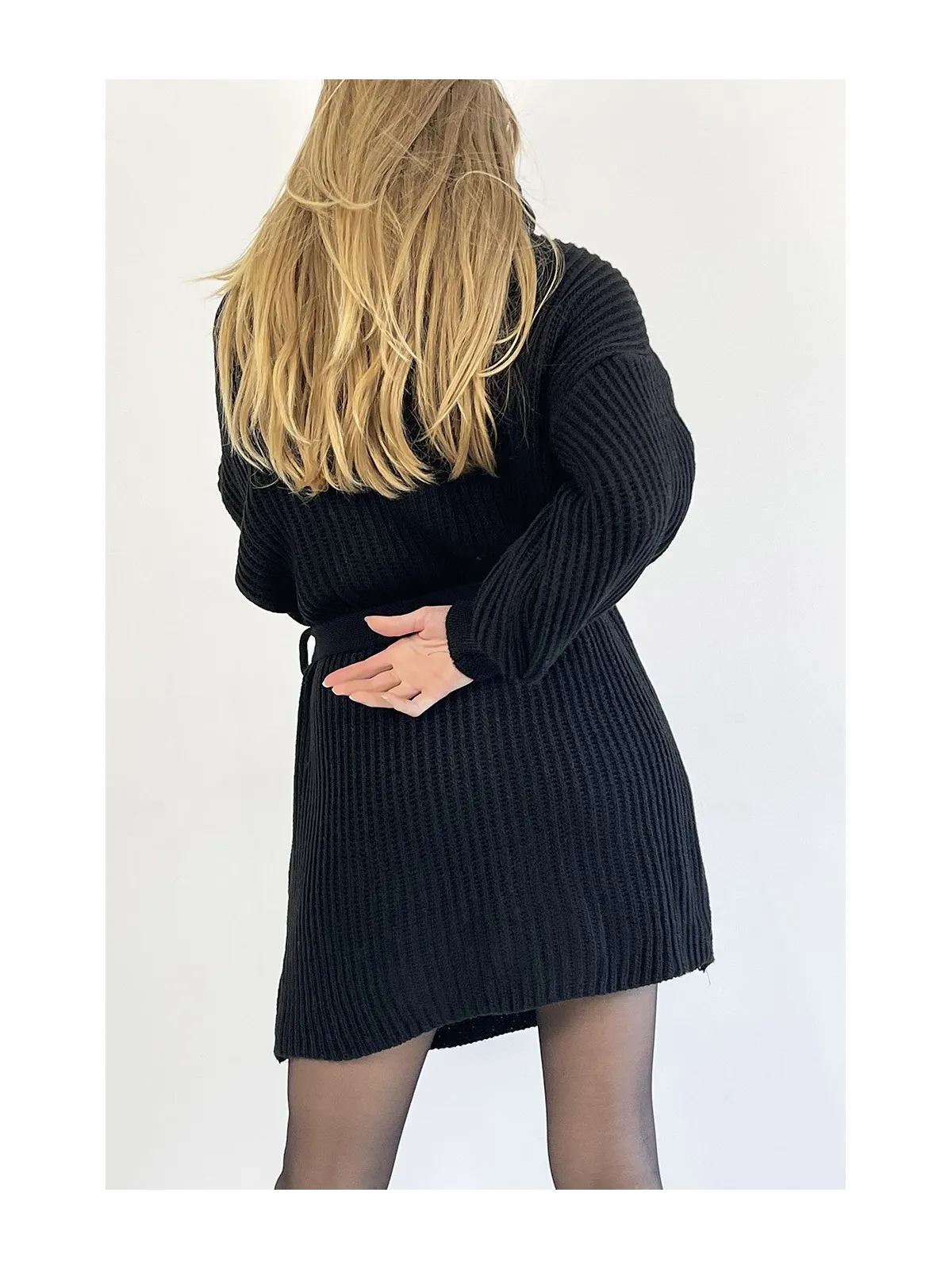 Robe pull noire col roulé effet maille avec ceinture à nouée confortable douce et féminine